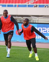 狗子28-中超大连英博vs武汉三镇踩场图片分享，玩配对，看看谁牵了谁的手|斯坦丘|马马杜|冯劲|阿奇姆彭|廖锦涛_新浪体育_新浪新闻