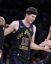 狗子28.com-失误不断，湖人险胜鹈鹕，东契奇关键时刻统治比赛